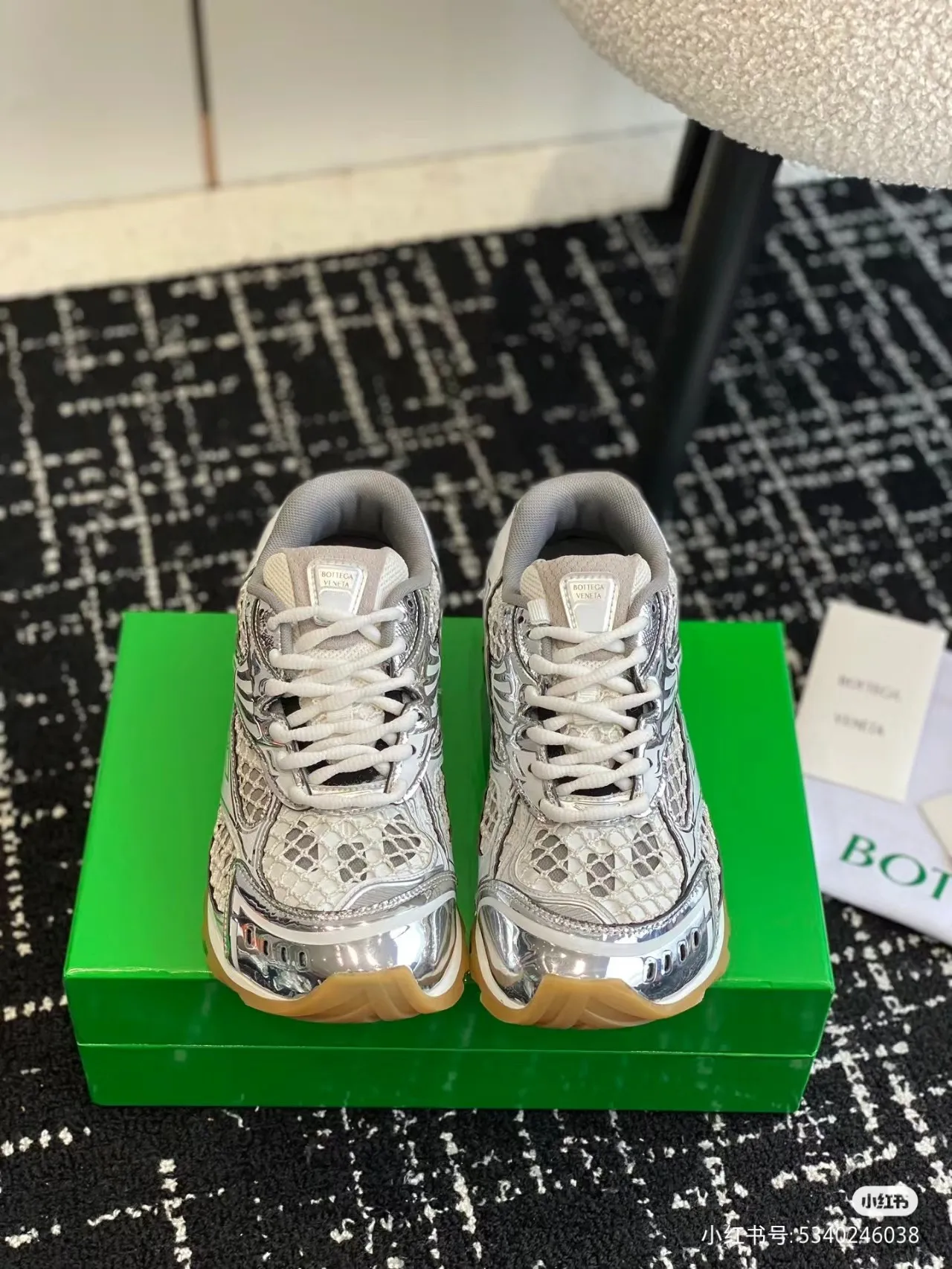 👟👟Ex-factory price 600👟👟 Top version (couples style) Bottega Veneta 23ss autumn and winter show style BV Orbit sneakers Wang Yibo same style couple style casual shoes dad shoes! Runner sneakers! Original purchase and development! Made of original lightweight technical mesh fabric, the same as the original version! The process is complicated! Paired with a rubber outsole designed with a geometric pattern, the high version of the Wang Zha series is actually much taller, but the legs still look slim. Very nice. Durable and durable to play with, standard and version-matching shoe packaging technology, look for high-end versions. The original outsole is exclusively molded, and the color-blocked TPU outsole is used. The material and weight are the same as the original! Size: #Female 35-41 (40 and 41 customized sizes are non-refundable) Male 39-45 (45 size customized are non-returnable and exchangeable)